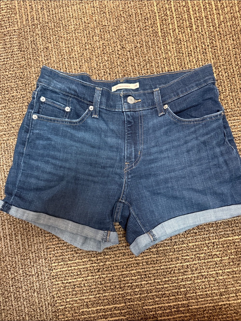 New without tags LEVI’s dark wash mid length shorts size 29